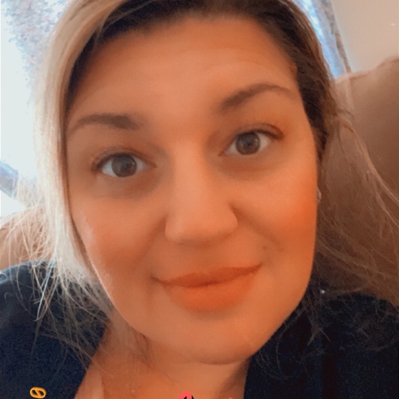 Meet your Posher, Stephanie - Picture 3 of 8